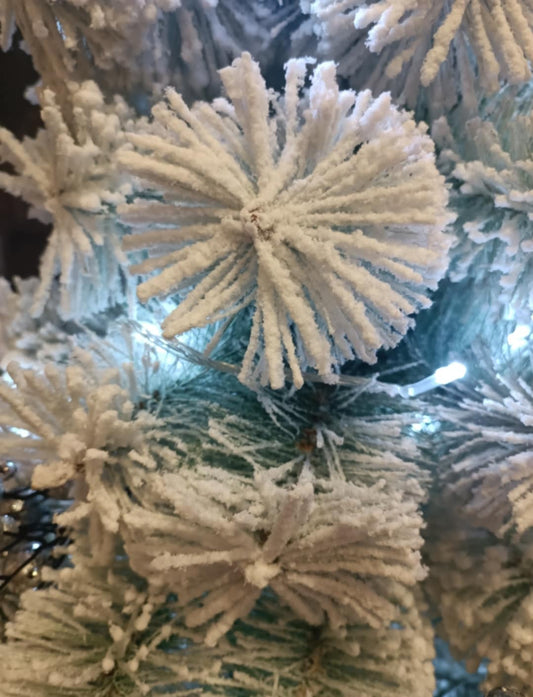 Снежна елха с дебел клон