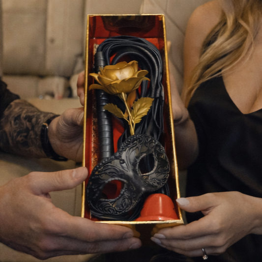 Елегантна подаръчна кутия със златна роза, маска, камшик и камбанка