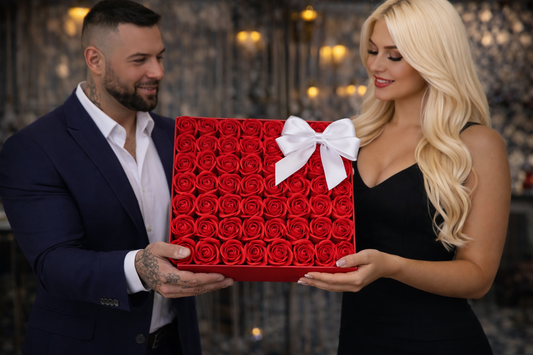 Луксозна квадратна кутия с 49 вечни рози