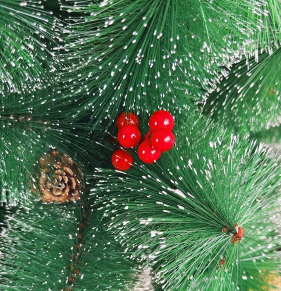 Зелена елха с дебел клон, плодчета и шишарки