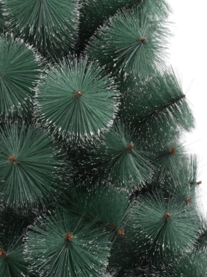 Зелена елха с бели крайчета