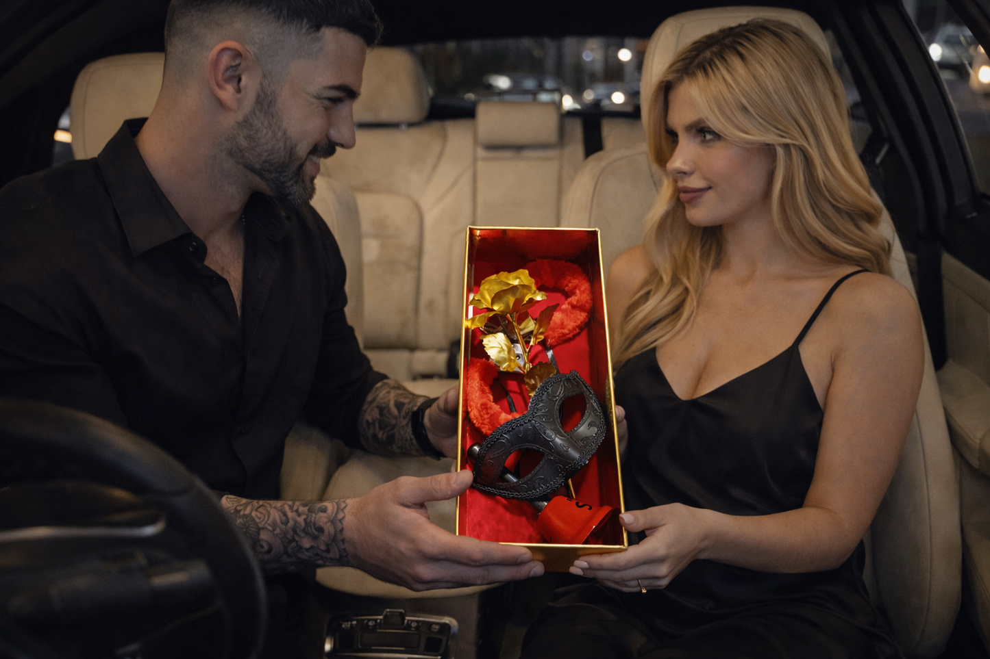 Елегантна подаръчна кутия със златна роза, маска, белезници и камбанка