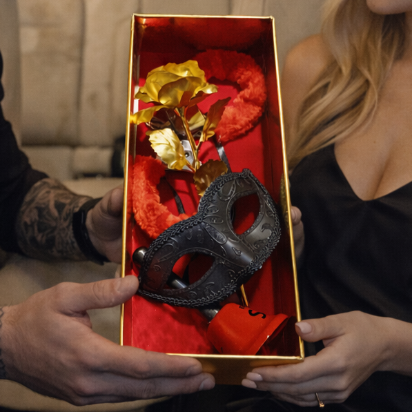 Елегантна подаръчна кутия със златна роза, маска, белезници и камбанка